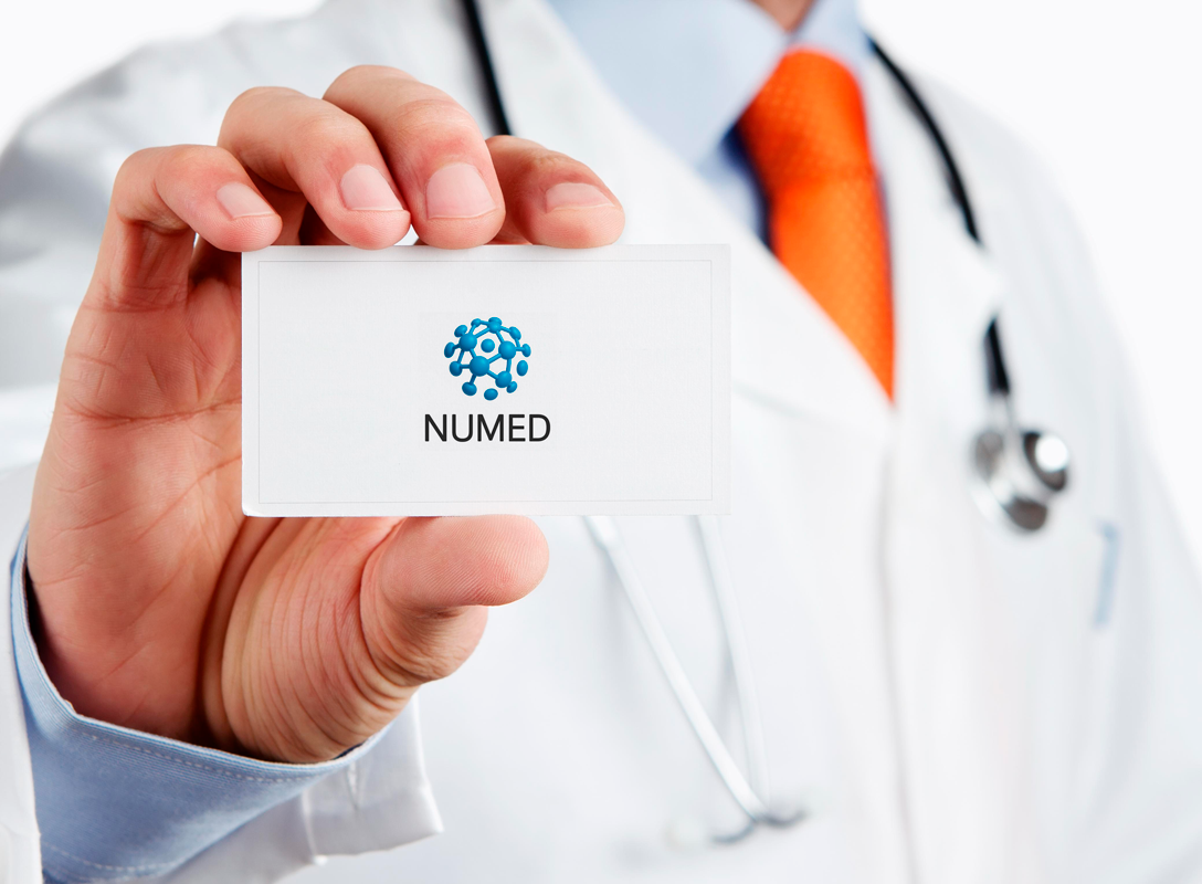 Mano de doctor sosteniendo una tarjeta en blanco